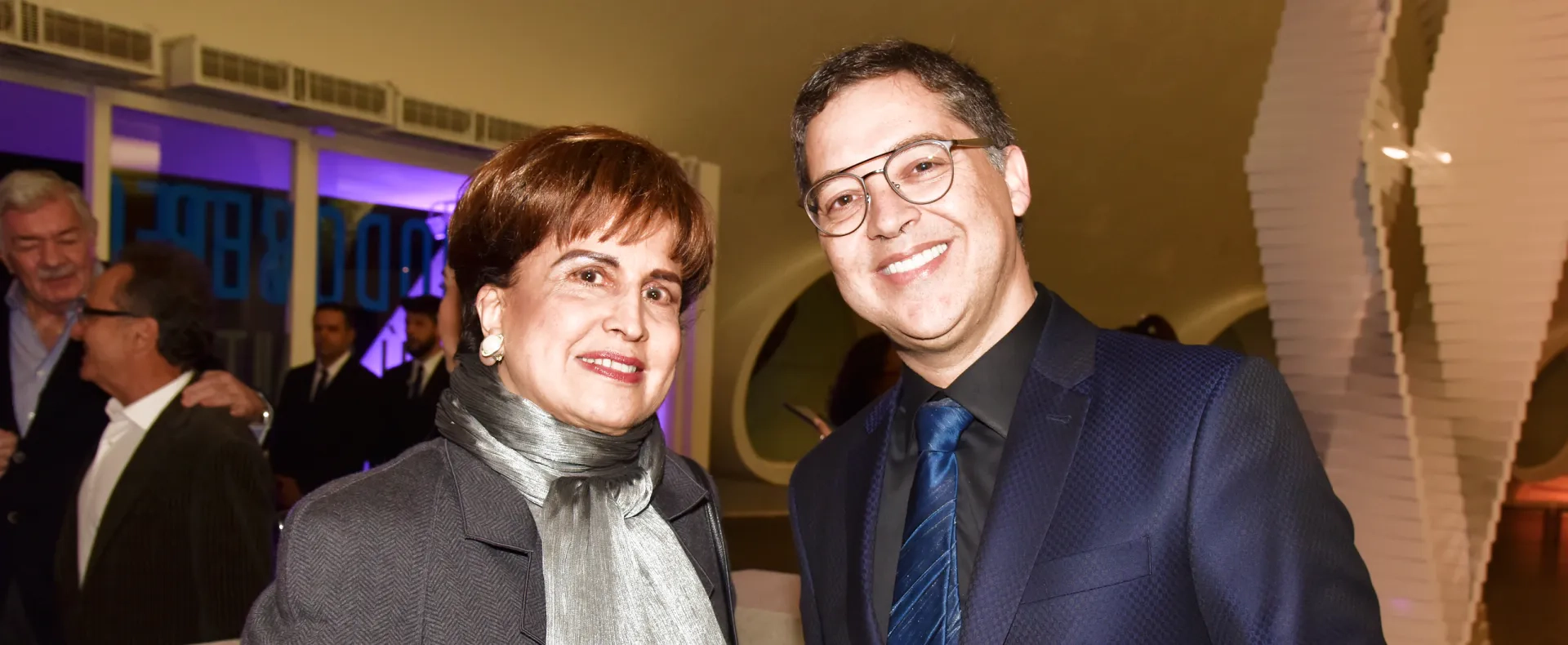 Milú Villela e o hoje presidente da Fundação Itaú, Eduardo Saron, em evento para executivos da exposição Modos de ver o Brasil: Itaú Cultural 30 anos, em 2017 | imagem: Christina Rufatto/Acervo Itaú Cultural