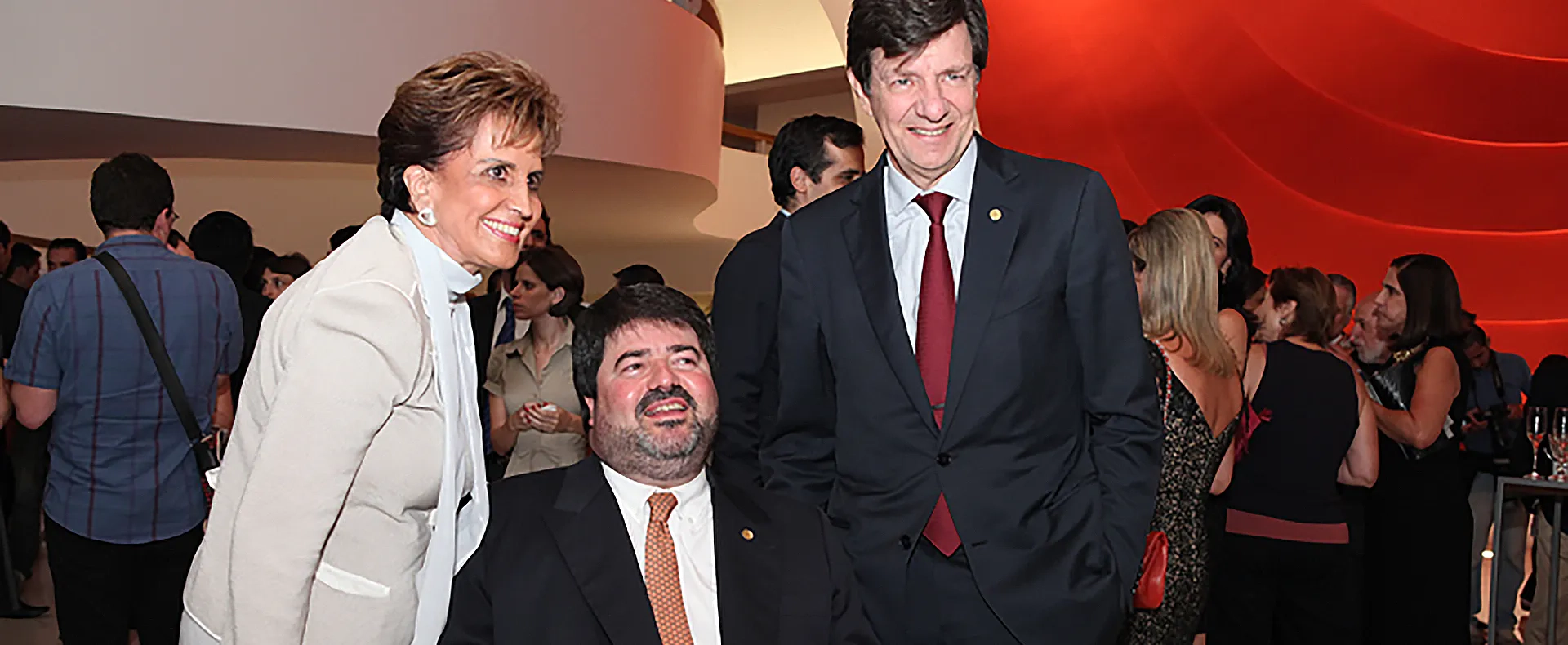 Milú Villela, Pedro Moreira Salles e Roberto Setubal. Os dois últimos eram então, respectivamente, presidente do Conselho de Administração do Itaú e presidente do banco. Eles participam do evento Itaú Cultural 25 anos, em 2012 | imagem: Sm2 Estúdio/Acervo Itaú Cultural